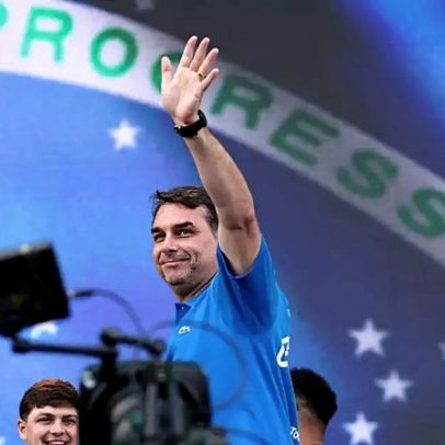 Flávio Bolsonaro cita corrupção de aliados de Lula com Vorcaro