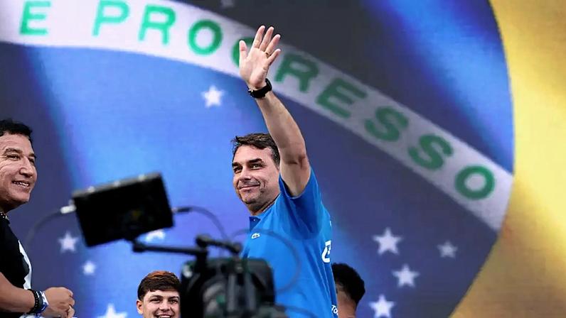 Flávio Bolsonaro comentou a operação da Polícia Federal contra o senador e líder do governo no Senado Jaques Wagner