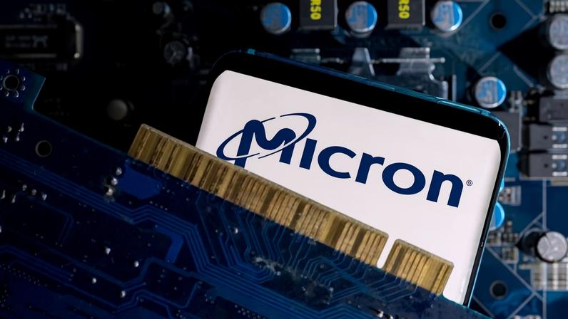 Logo da Micron em celular sobre placa de computador