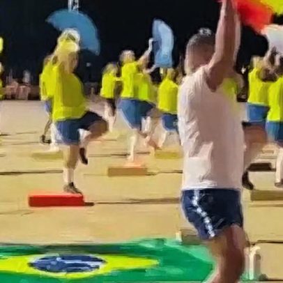 Aula de dança em clima de Copa movimenta Marco Zero, Recife