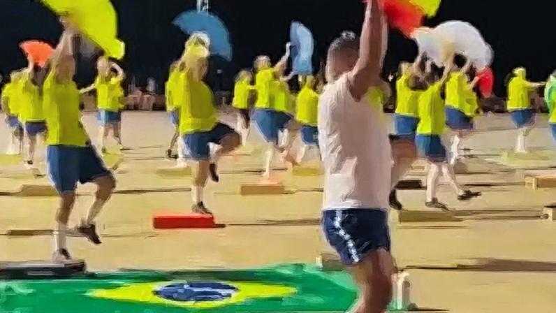 O grupo de aeróbica chamou atenção de quem passava pelo Marco Zero do Recife.