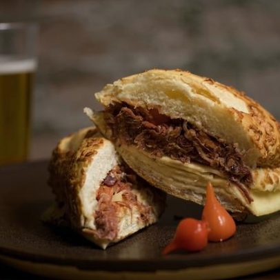 Lomito: sanduíche argentino leva filé-mignon à brasa