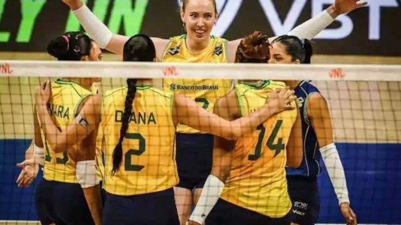 Brasil vence a Holanda na estreia mesmo com apagão
