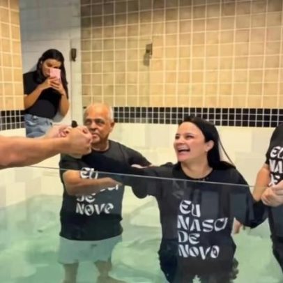 Baterista vê esposa se batizar após 7 anos de orações