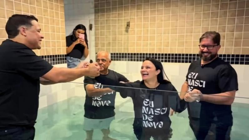 Baterista vê esposa se batizar após 7 anos de orações