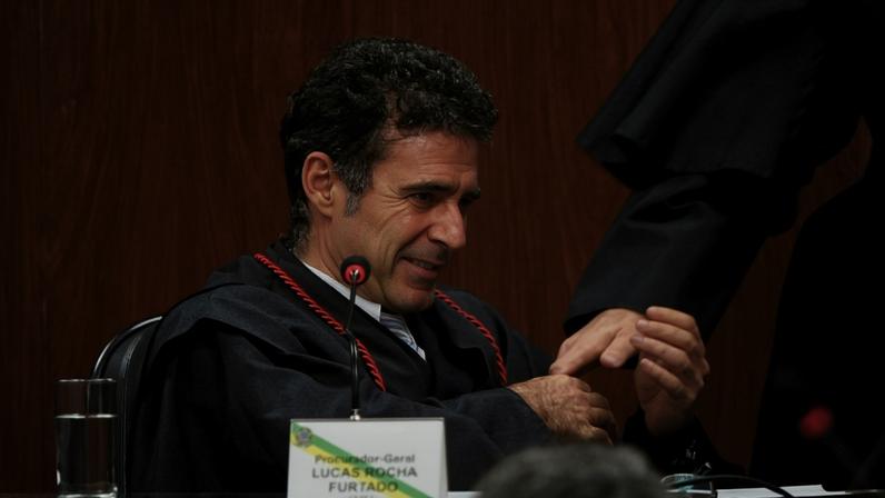 Lucas Rocha Furtado é cumprimentado pelo ministro Benjamin Zymler em cerimônia no TCU