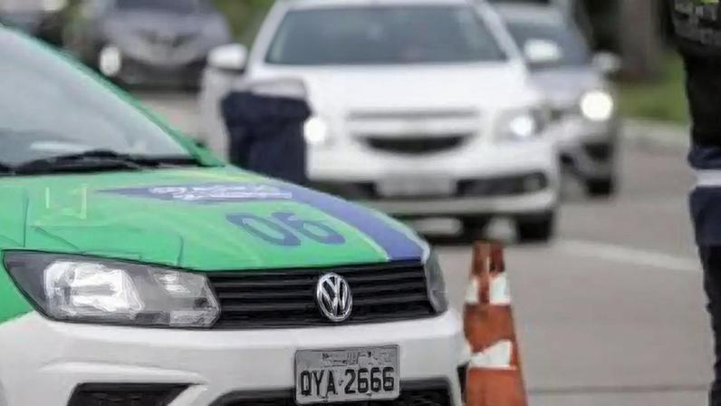 Agentes da CTTU organizando o trânsito.