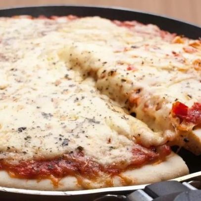 Pizza de frigideira rápida fica pronta em menos de 15 minutos