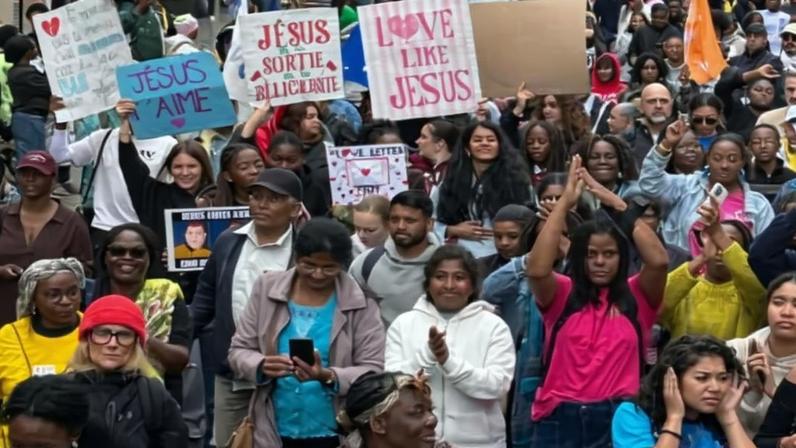A multidão proclamou o nome de Cristo com louvores e bandeiras. (Foto: Instagram/Ensemble Pour Le Royaume).