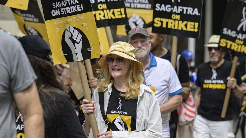 A atriz Patricia Clarkson durante greve do SAG-AFTRA, o sindicato de atores americanos, em frente ao estúdio da Warner Bros., em Nova York, nos Estados Unidos