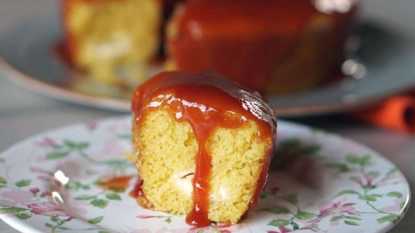 Bolo de milho com goiabada e requeijão.