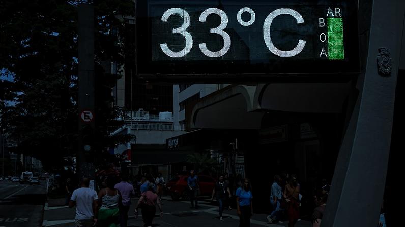 Relógio registra alta temperatura na região da avenida Paulista em dia de forte calor na cidade de São Paulo
