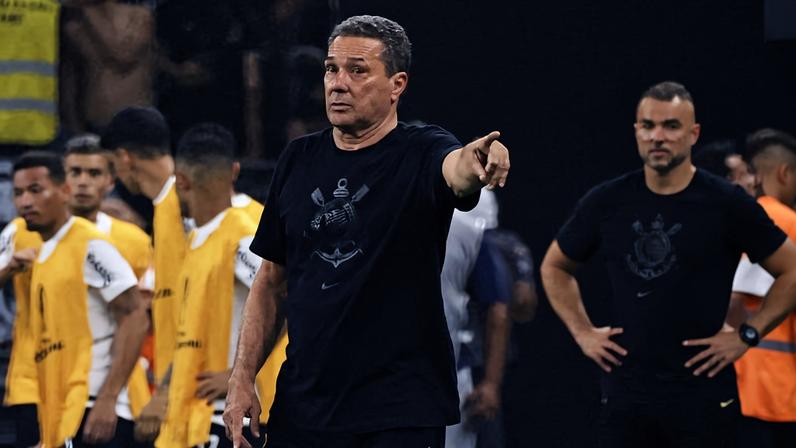 Luxemburgo durante partida do Corinthians, o último clube que comandou, em 2023