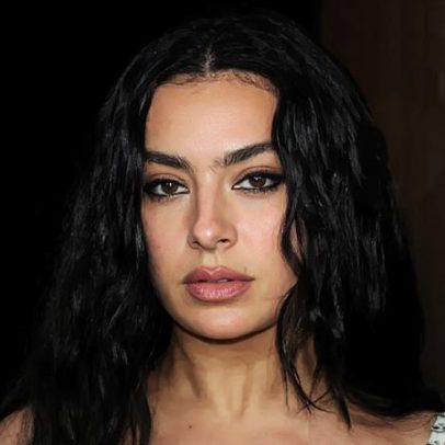 Charli XCX anuncia turnê mundial Music, Fashion, Film e inicia nova era