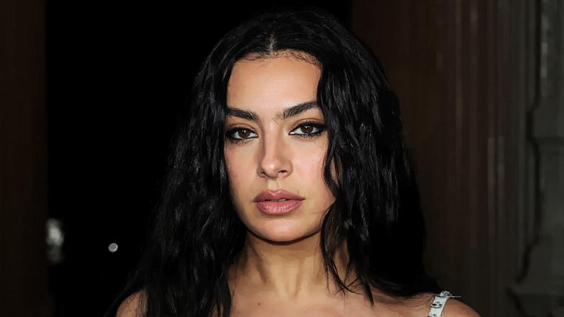 Charli XCX anuncia turnê mundial 'Music, Fashion, Film' e inicia nova era
