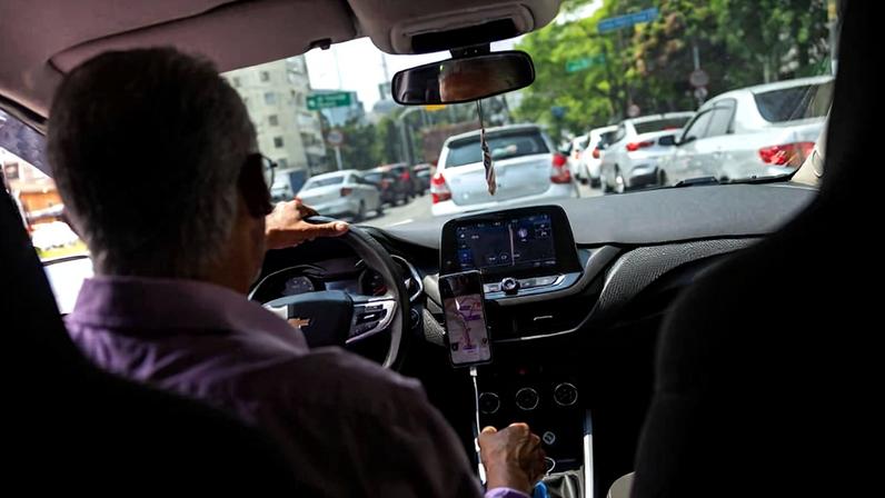 Motorista por aplicativo circula por ruas da capital paulista; custo do trabalho fica acima de R$ 5.000 por mês, diz estudo