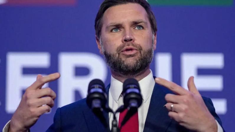 O vice-presidente dos EUA, JD Vance, fala com repórteres após negociações entre os Estados Unidos e o Irã. Na Base Aérea de Emmen, em Emmen, Suíça, em 22 de junho de 2026.