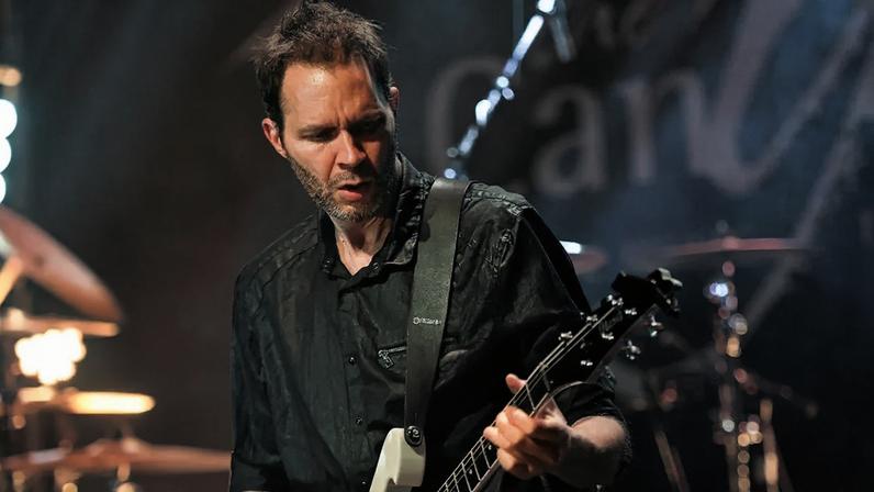 O guitarrista Paul Gilbert em 2018