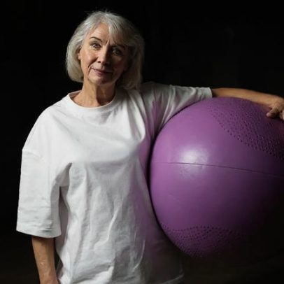 Pilates com bola: 8 exercícios para flexibilidade e mobilidade para maiores de 70