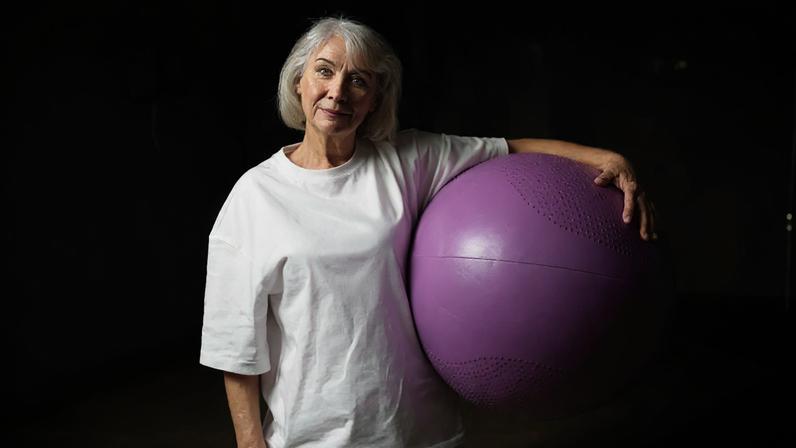 Oito exercícios de Pilates com bola que proporcionam flexibilidade e mobilidade e são indicados para pessoas com mais de 70 anos.