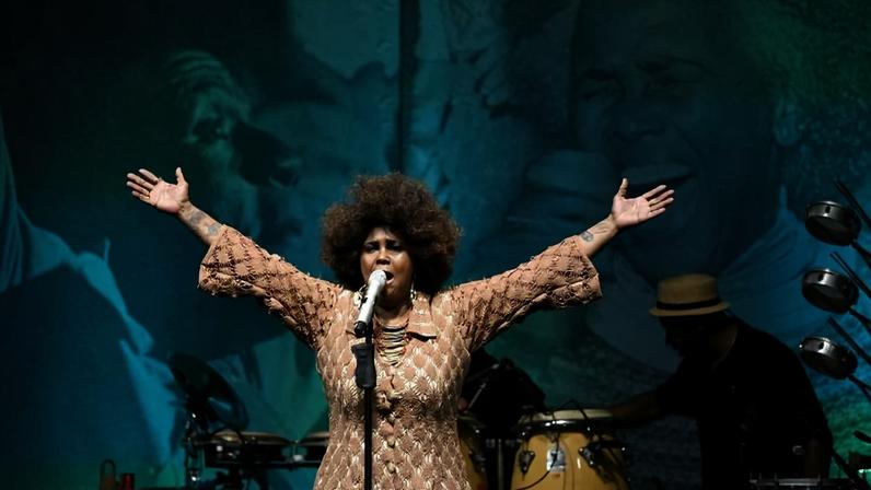 Sandra de Sá no show 'Baile do Simonal' em São Paulo