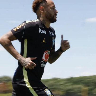 Neymar volta ao campo após pausa
