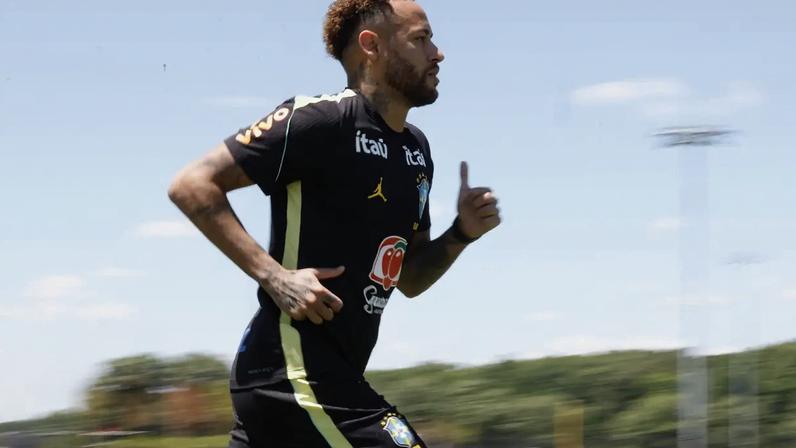 Neymar deu piques de corrida no campo nesta-terça-feira (Rafael Ribeiro/CBF)