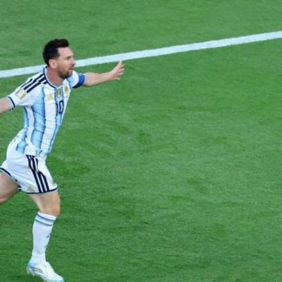 Messi destoa na Copa ao usar chuteira especial que não é rosa