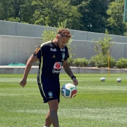 Neymar retorna a campo pelo 2º dia seguido após aplausos