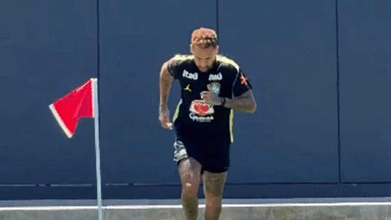 Neymar aparece em campo pela primeira vez em treino da seleção
