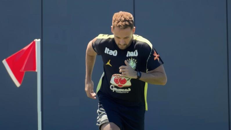Neymar aparece em campo pela primeira vez em treino da seleção