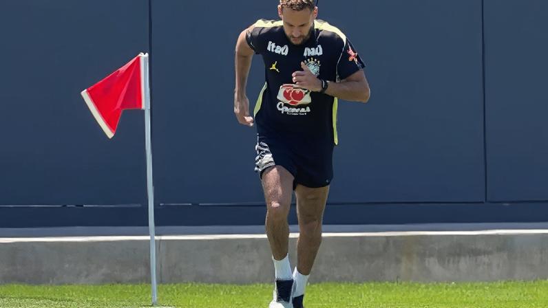 16.jun.2026 - Neymar aparece em campo pela primeira vez em treino da seleção