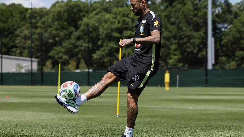 Neymar treinou com bola, mas não está disponível