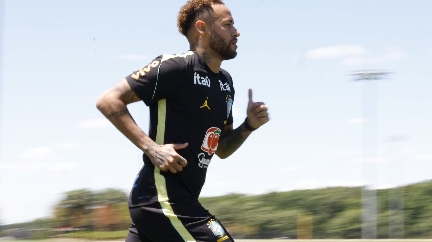 Neymar trabalha no campo com chuteiras no dia 16 de junho — Foto: Rafael Ribeiro / CBF