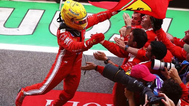 Hamilton conquista primeira vitória com a Ferrari