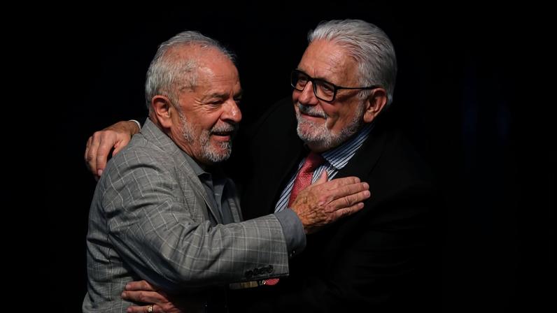 Lula e o senador Jaques Wagner no anúncio sobre a composição do governo em 2022