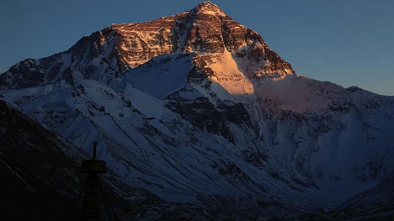 O resgate do guia nepalês Dawa Sherpa, encontrado com vida seis dias após desaparecer durante a descida do Monte Everest, reacendeu a atenção para os riscos que enfrenta quem tenta chegar ao topo do mundo – depositphotos.com / bbbbar
