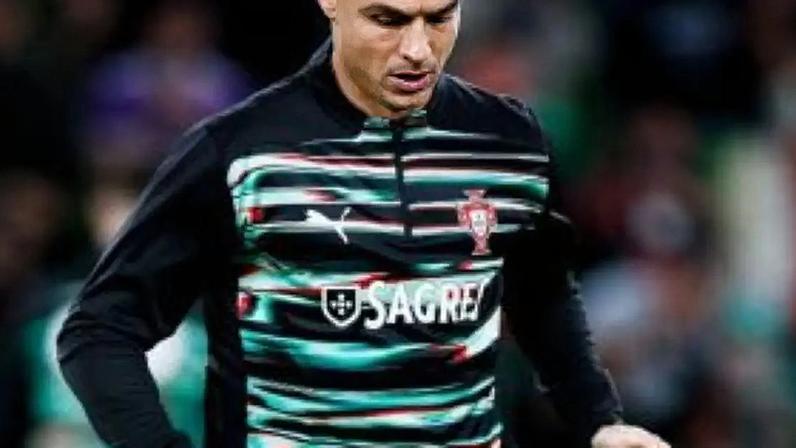 Cristiano Ronaldo durante aquecimento por Portugal.