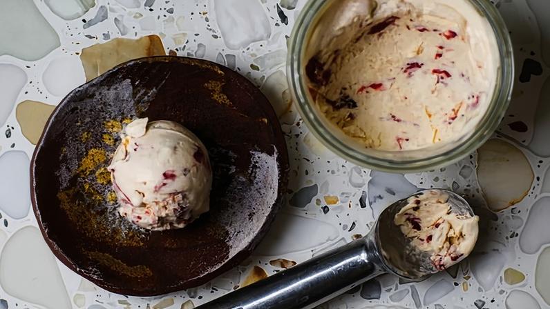 Como transformar morangos imaturos ou passados em sorvete sem máquina — receita