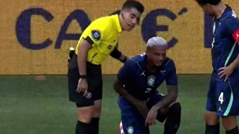 Wesley ao lado do médico da Seleção Brasileira –