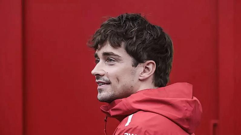 Charles Leclerc renovou o contrato com a Ferrari.