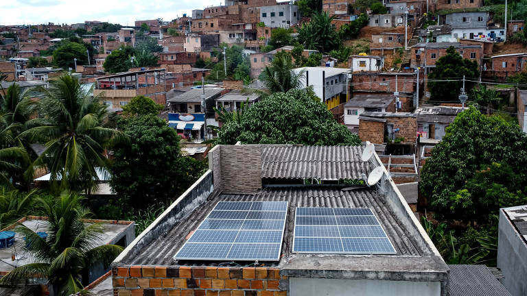 Vista aérea de telhado com painel solar no Bairro da Paz, em Salvador, Bahia