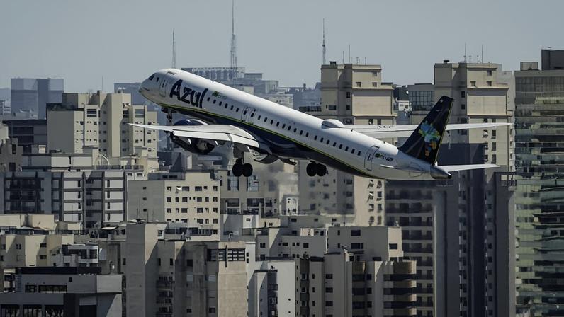 Avião da Azul decola no aeroporto de Congonhas, em São Paulo