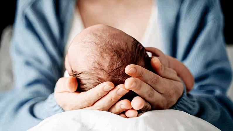 Sinais clássicos são os do protocolo FAST, que avalia a presença de assimetria na face, fraqueza em um dos braços e dificuldade de fala