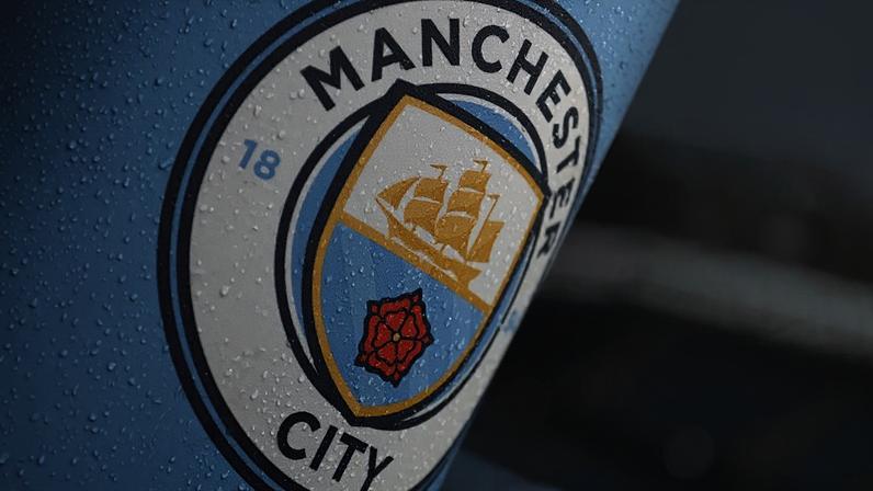 Bandeira com escudo do Manchester City