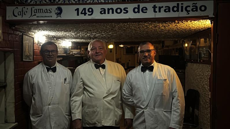 Garçons uniformizados à moda antiga no Café Lamas, do Rio, restaurante mais antigo do Brasil