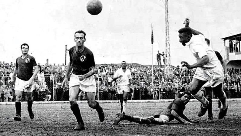 Pelé cabeceia para fazer o mais belo gol de sua carreira, na Rua Javari, em Juventus 0 x 4 Santos, em 1959; no chão, o goleiro Mão de Onça