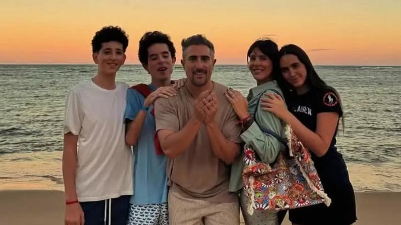 Marcos Mion celebra 47 anos ao vivo com a presença dos três filhos e da esposa