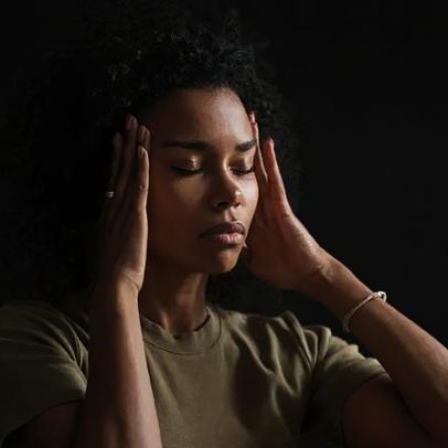 Dor de cabeça pode indicar algo grave? Neurologista explica punção lombar