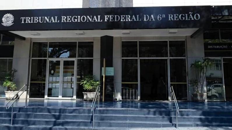 Fachada de prédio com o letreiro Tribunal Regional Federal da 6ª Região, em dia de sol